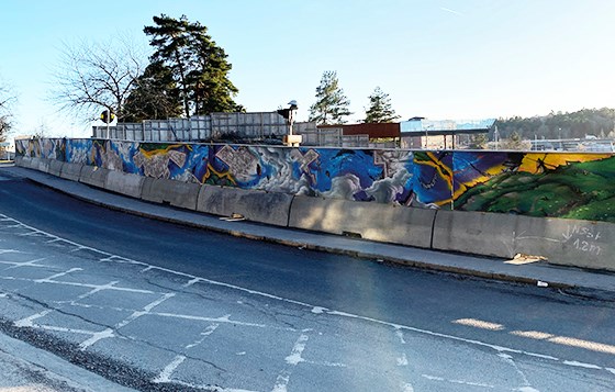 Graffitimålningen har plockats ned och förvaras på skyddad plats till förmån för utvidgad gångväg. Foto: Sjöfartsverket Graffitimålningen har plockats ned