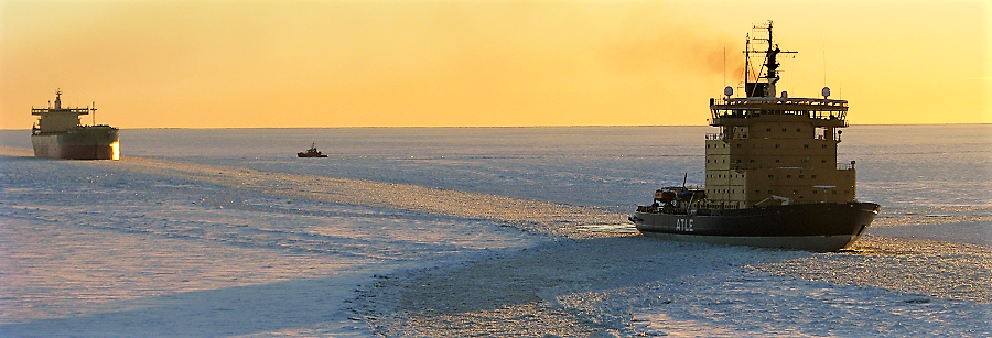 Isbrytaren Atle assisterar ett fartyg genom isen.