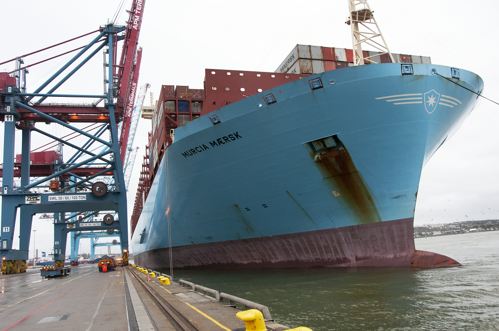 Murcia Maersk, ett av världens största containerfartyg, anlöper Skandiahamnen. Foto: Agne Hörnestig, Sjöfartsverket. Ett stort fraktfartyg ligger intill kaj i Göteborg. Stora kranar syns stå över fartyget för att lasta på eller av containrar.