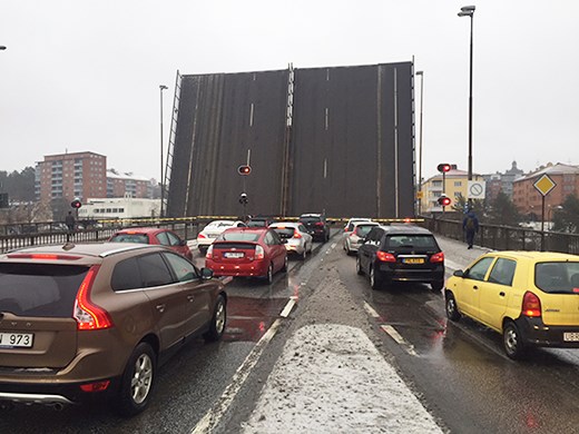 Mälarbrons broklaffar ställs i öppet läge på grund av pålningsarbeten med ledverken under bron. Foto: Johan Semberg Mälarbrons broklaffar ställs i öppet läge