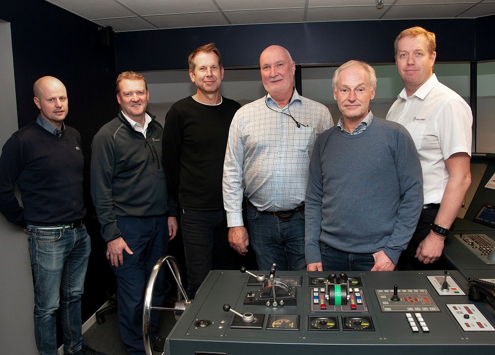 De har lång erfarenhet av sjöfart och lotsning. Från vänster Andreas Edvall, Stefan Nilsson och Mats Malmberg, lotsar i Göteborg, Bertil Skoog, farledsexpert, Henrik Sjöberg och Magnus Lindgren, lotsar i Göteborg. Foto: Agne Hörnestig. Uppdragsledare och deltagarna i provkörningarna står inne i simulatorn. De ser in i kameran och ler.