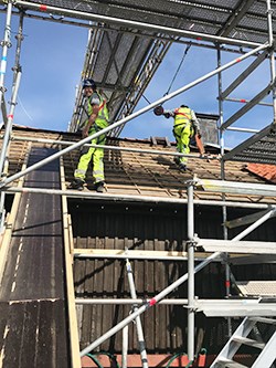 Teglet tas ned från Sjöfartsverkets gamla förråds- och verkstadsbyggnad. Foto: Sjöfartsverket Teglet tas ned från Sjöfartsverkets gamla förråds- och verkstadsbyggnad.
