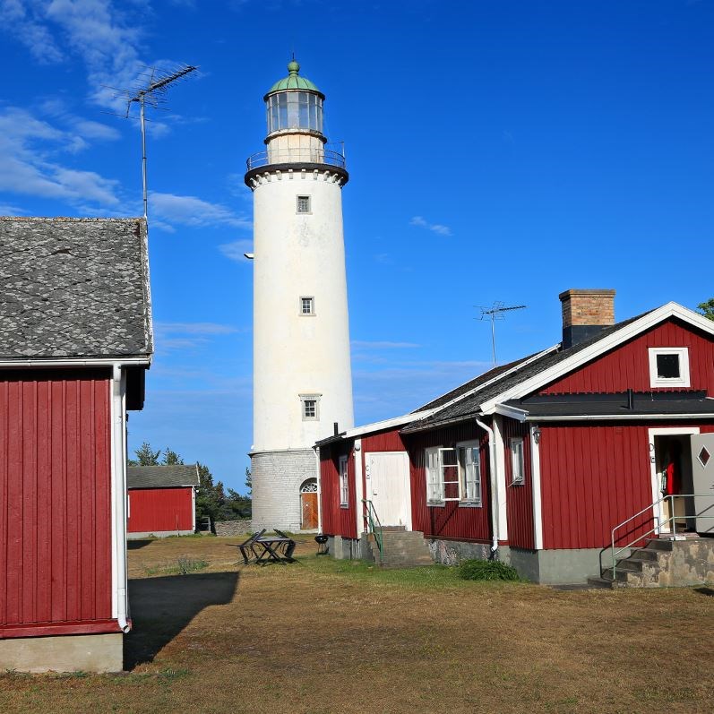 Bild på fyr som står vi9d Fårö