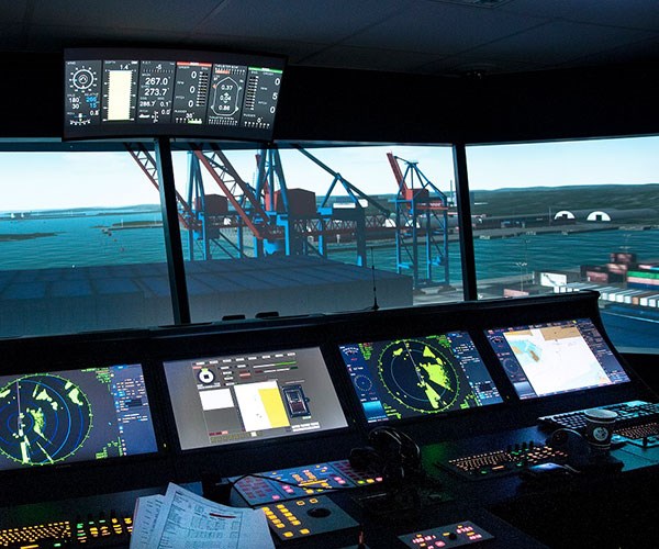 Bilden visar en modern navigationssystem på ett fartyg