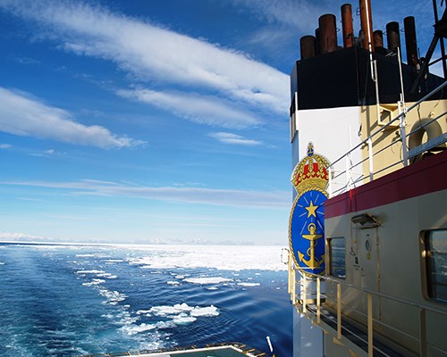 Bild på fartyg som bryter is