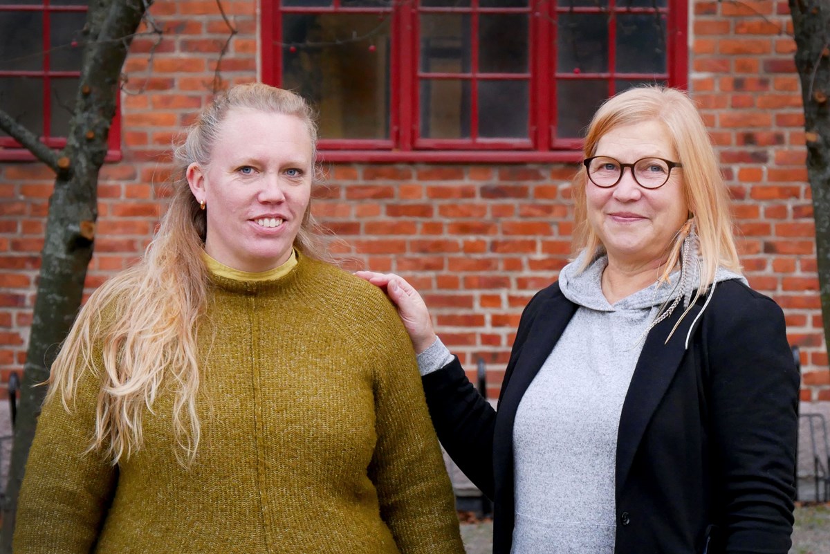 Cajsa Jersler Fransson och Eva Nordström från Sjöfartsverket, är koordinator respektive projektledare i REDO 2.0. Foto: Emma Brask Cajsa och Eva står ute och ser in i kameran. Eva har sin hand på Cajsas axel.