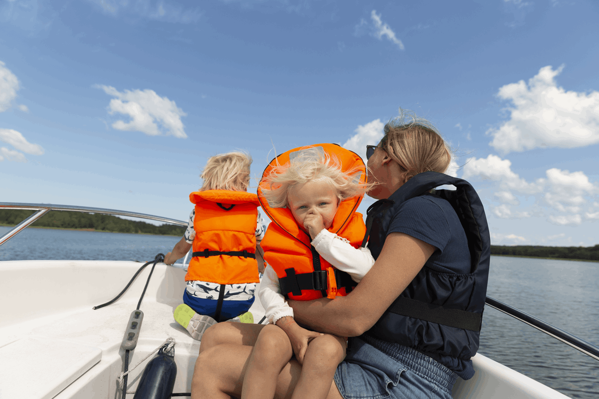 Blå himmel, familj, båt