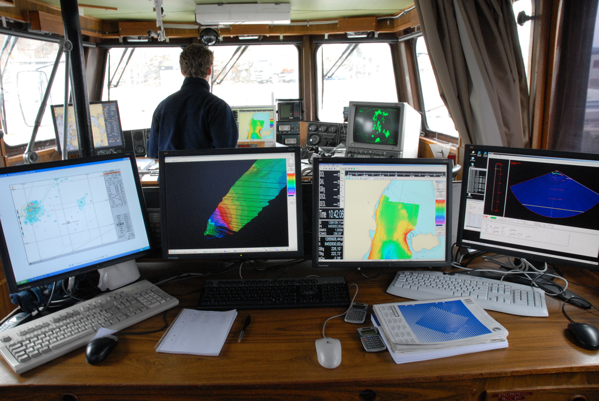 Bilden visar en fartygsbrygga med flera skärmar.