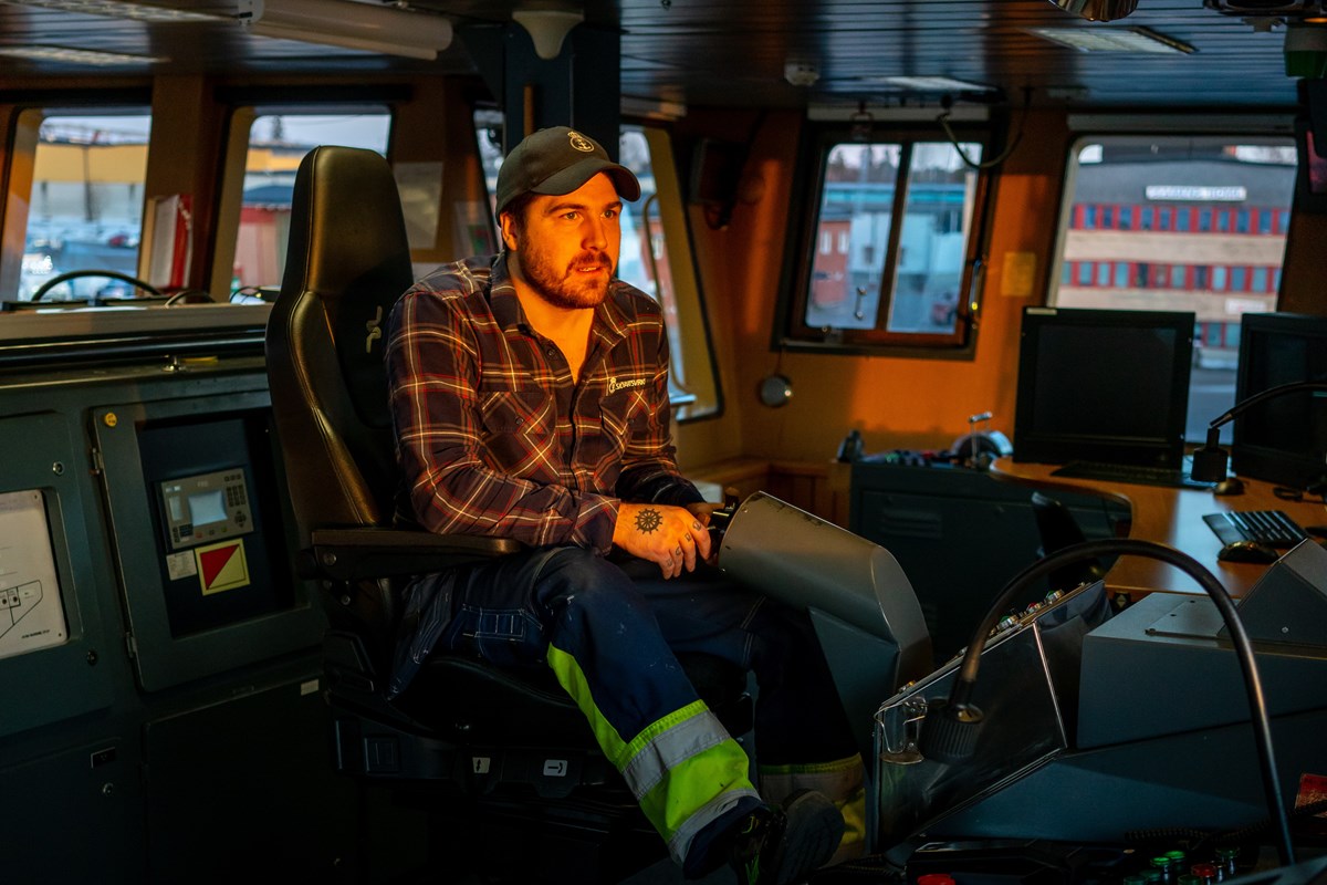 Håkan sitter i en stol uppe på bryggan. Soluppgångesljuset ligger på hans ansikte och han ser ut. Håkan sitter i en stol uppe på bryggan. Soluppgångesljuset ligger på hans ansikte och han ser ut.