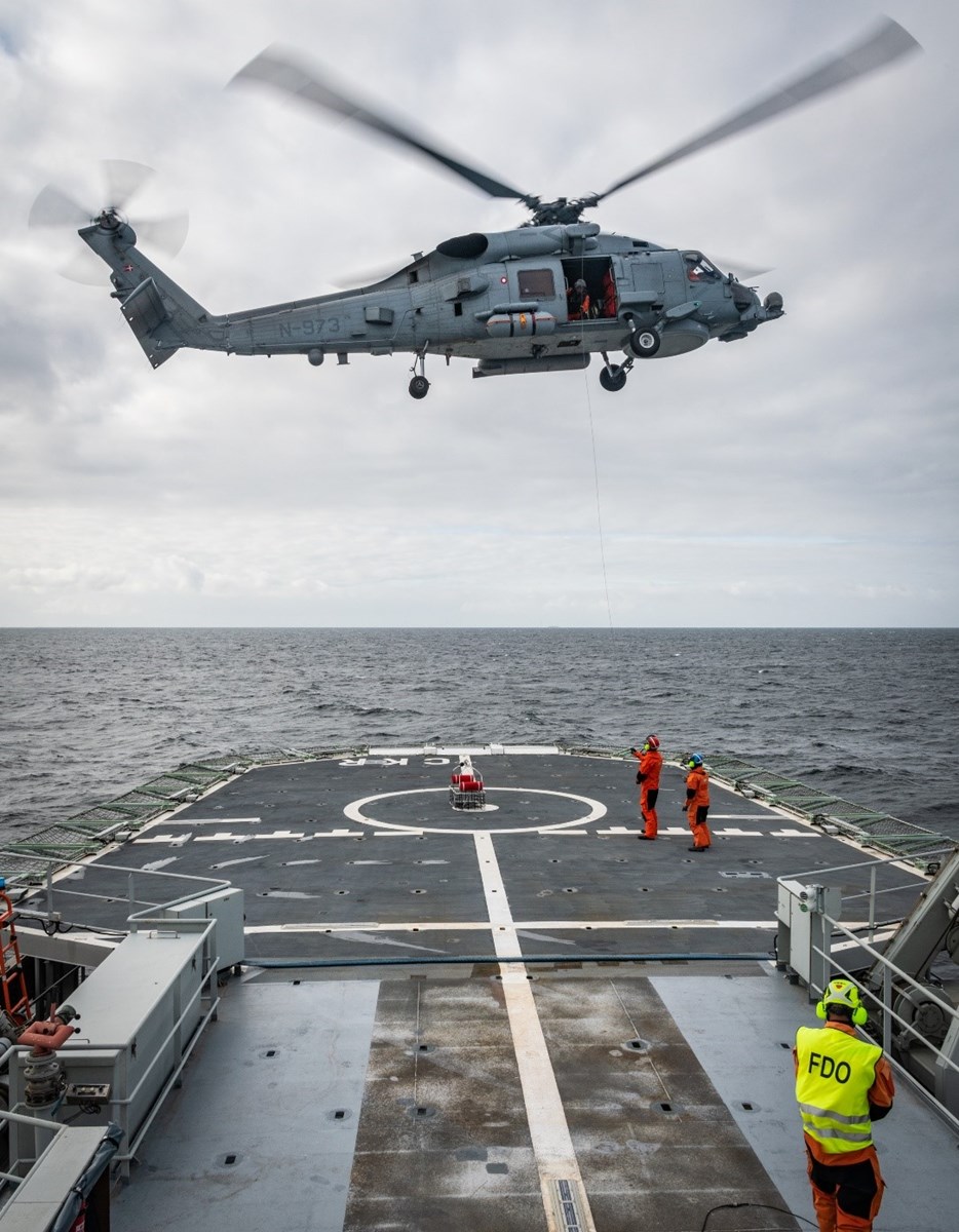 Tidigare bild från Dynamic Mercy 2024. Helikopter landar på helikopterplatta ombord fartyg.