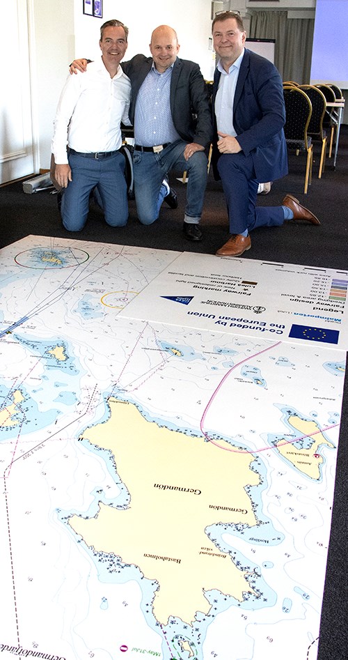 Från Boskalis kom den här trion som tittade närmare på ”farledsmattan” för Malmporten. Från vänster Remco Snoek, Michael Törnqvist och Hannu Tomperi. Från Boskalis kom den här trion som tittade närmare på ”farledsmattan” för Malmporten. Från vänster Remco Snoek, Michael Törnqvist och Hannu Tomperi.