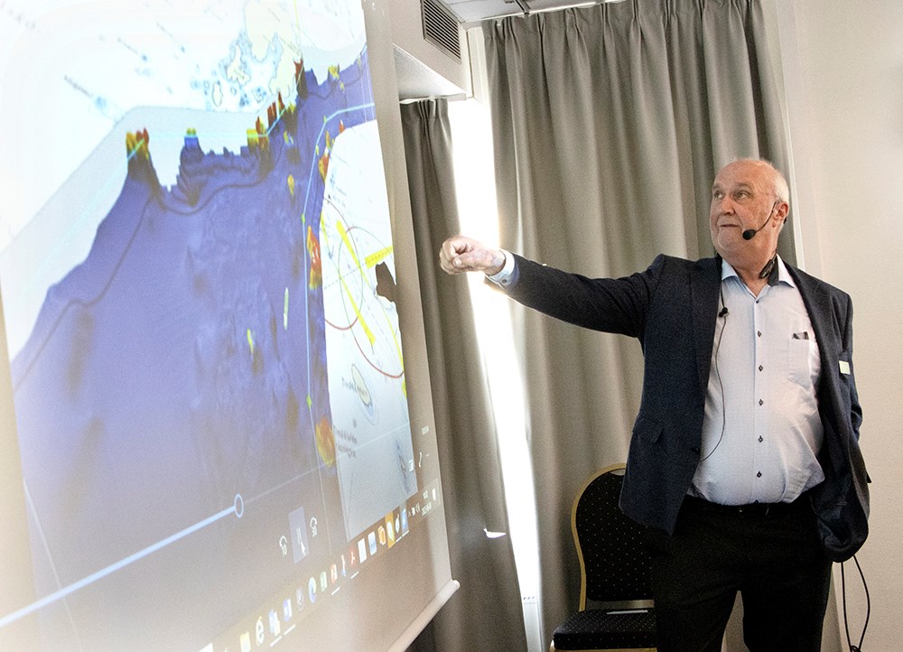 Bertil Skoog, ansvarig för nautisk farledsdesign vid Sjöfartsverket, gav en intressant presentation över projekt Landsortsfarleden. Bertil Skoog, ansvarig för nautisk farledsdesign vid Sjöfartsverket, gav en intressant presentation över projekt Landsortsfarleden.