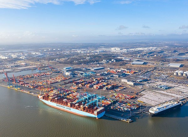 Skandiahamnen är den enda i landet med direktanlöp Europa-Fjärran Östern för containertrafik. Foto: Göteborgs hamn. Drönarbild på Skandiahamnen