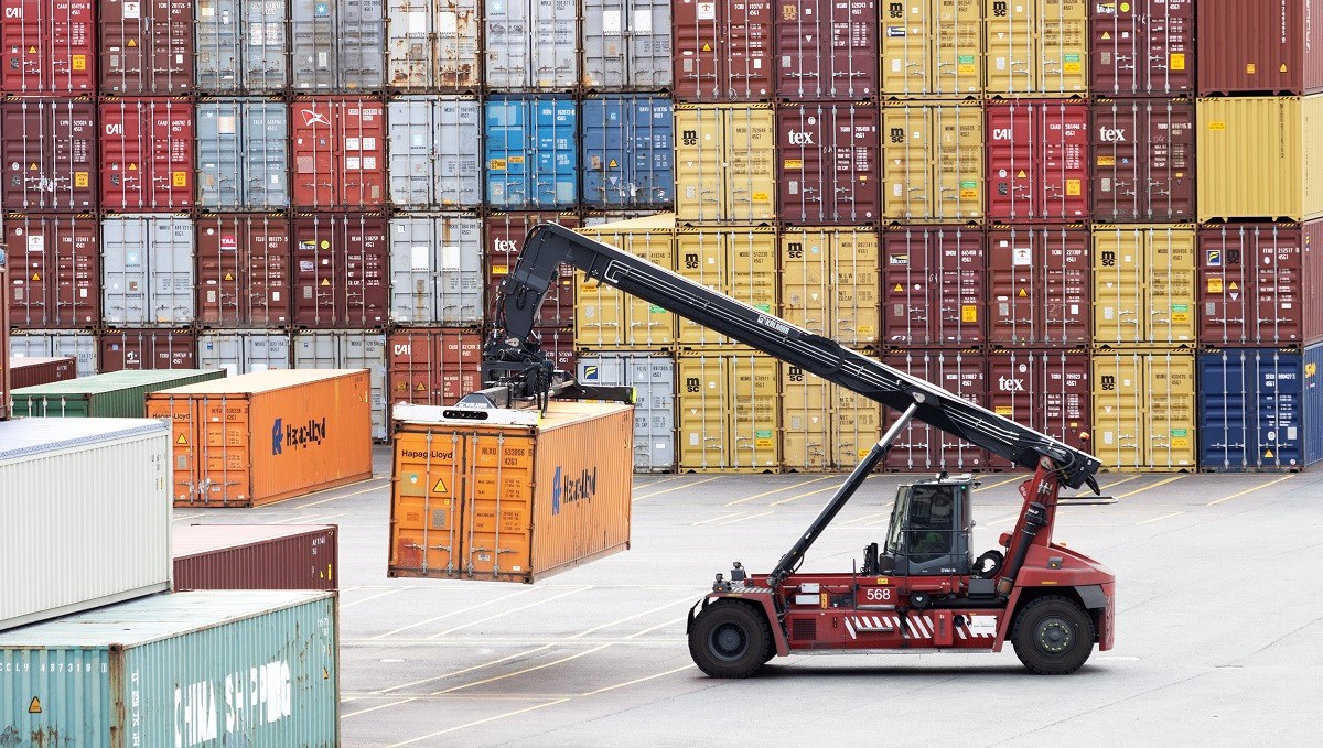 Cirka 50 procent av all svensk containertrafik går via Göteborg, enligt hamnens egna uppgifter. Cirka 50 procent av all svensk containertrafik går via Göteborg, enligt hamnens egna uppgifter.