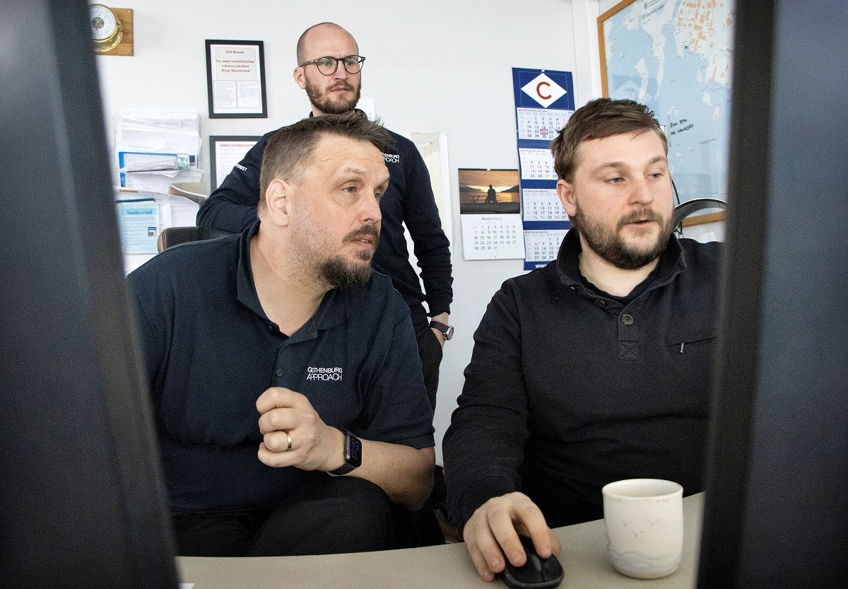 Lotsplaneringen Göteborg ansvarar för vattnen från Älvsborgsbron ut till Vinga fyr dygnet runt, året runt. Närmast kameran Pontus Juthstrand, stående Andreas Kindström samt Marcus Eriksson, sittande. Foto: Agne Hörnestig Lotsplaneringen Göteborg