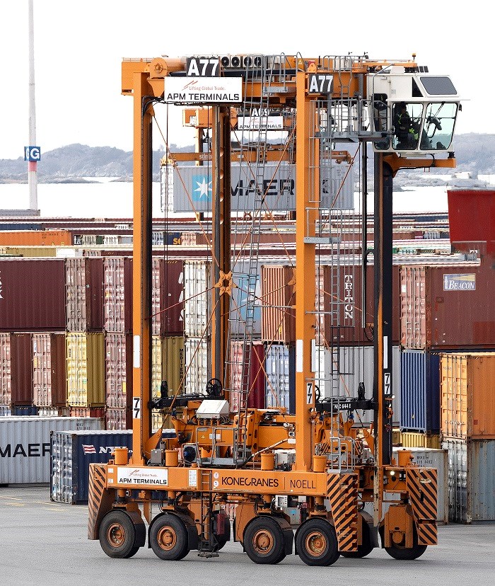 Grensletruckarna finns i två storlekar. De kan lyfta tre till fyra containrar på höjden i ett och samma lass. Företaget har 38 grensletruckar: 24 st 4H och 15 DH. 4H kan lyfta fyra containerhöjder, 3H tre höjder. Föraren sitter 12 resp 8,5 meter ovan mark Grensletruck