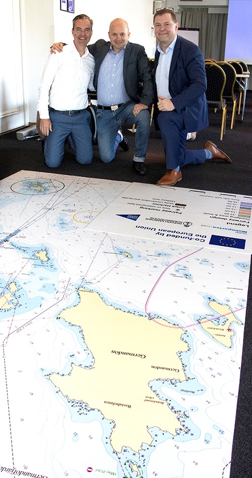Remco Snoek, Michael Törnqvist and Hannu Tomperi represented Boskalis at the event. Here they are studying the “fairway carpet” for the Malmporten project.