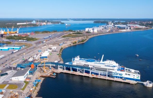 Hamnen från ovan, ett fartyg är i mitten av bilden.
