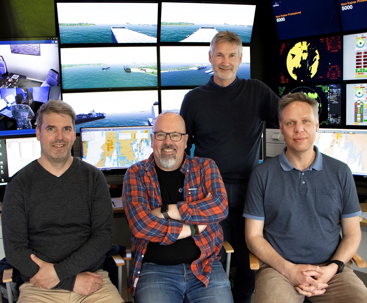 Främre raden från vänster: Mattias Lövgren, lots, Patrik Rudolfsson, hamnkapten och Niklas Nordgren, lots. Stående Mikael Isaksson, VD Umeå Hamn AB. Foto: Agne Hörnestig Fr raden fr vänster: Mattias Lövgren, lots, Patrik Rudolfsson och Niklas Nordgren, lots. Stående Mikael Isaksson, vd Umeå Hamn AB.