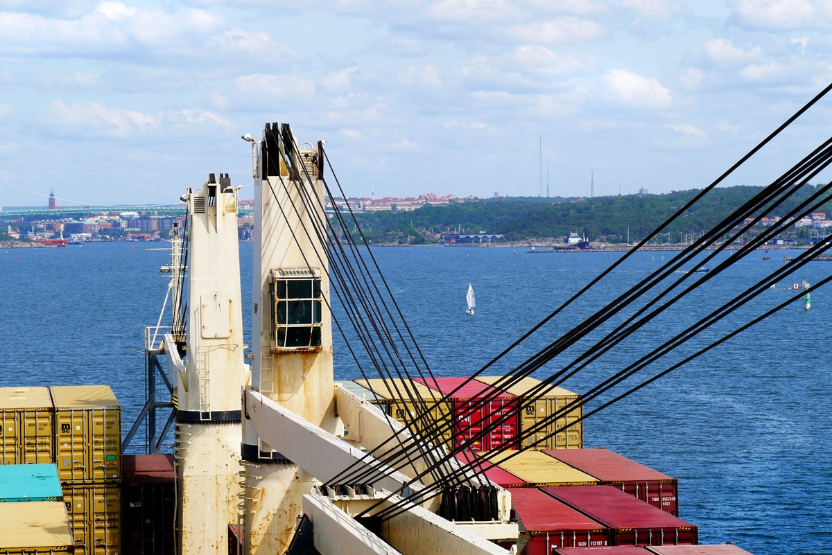 Ett lastfartyg  med containrar anlöper Göteborgs hamn