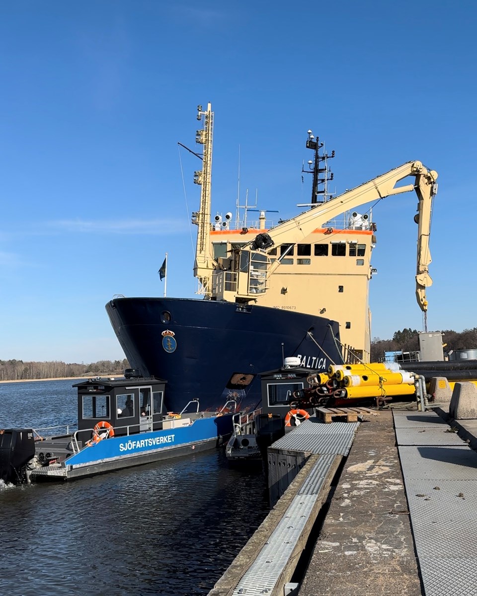 Baltica redo för vårutprickning. Fartyg vid kaj med kran som lyfter över bojar