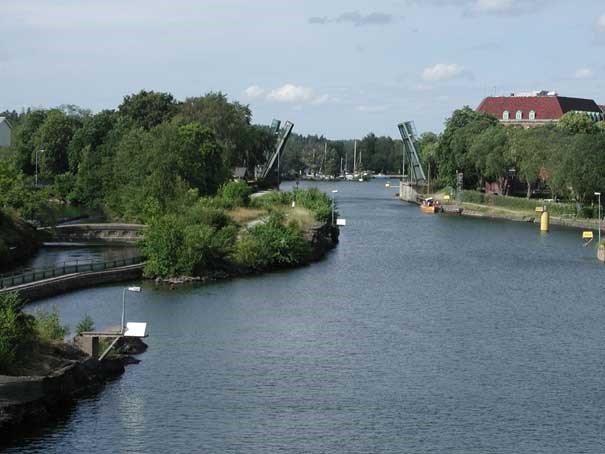 Chart products over lakes and channels have specific reference levels (average water levels) that are different from other charts. Lakes and Canals