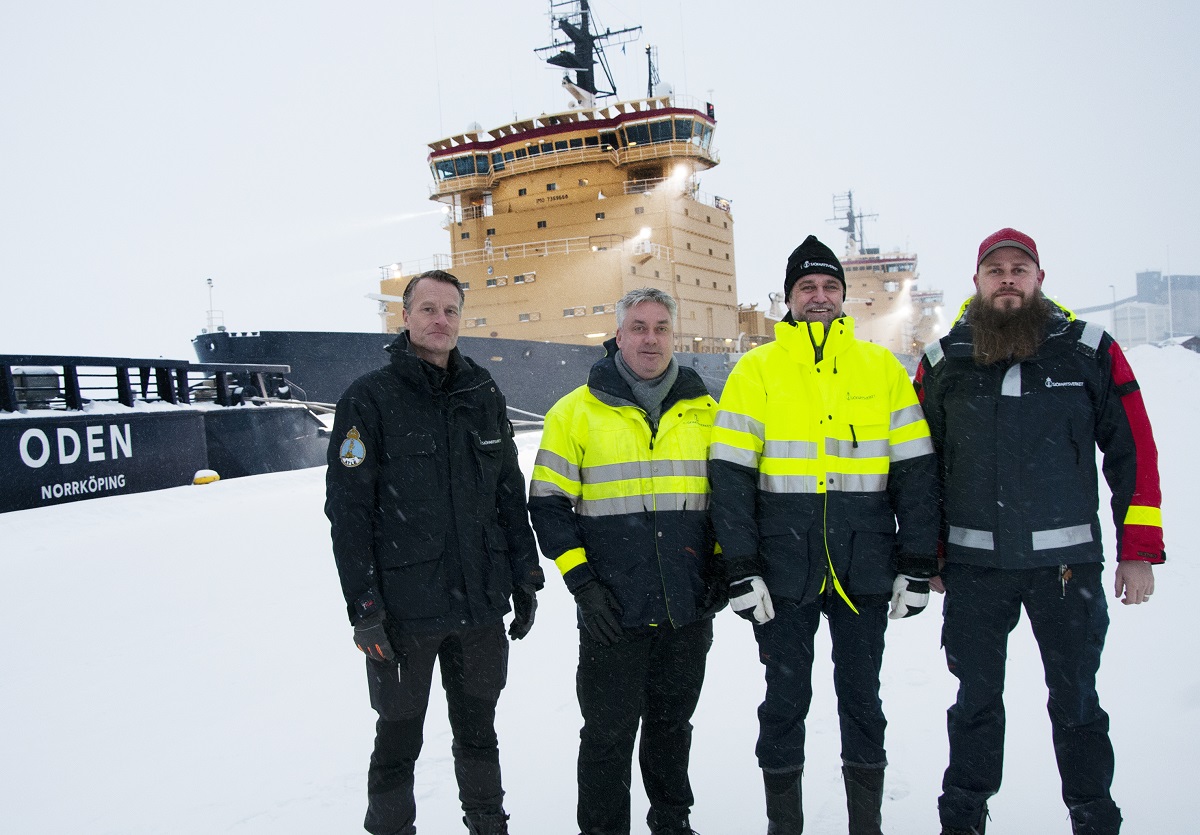 Några av befälhavarna på Sjöfartsverkets statsisbrytare som är stationerade i Luleå. Från vänster Karl Herlin, Atle, Mattias Pettersson, Oden, Göran Forss, Frej och Ivan Öström, Ymer. Isbrytarkaptener samlade på kajen i Luleå