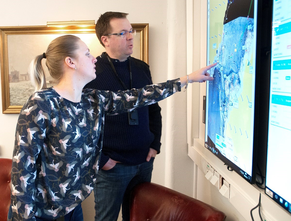 Emma Grönkvist och Amund E. B Lindberg jobbar vid Isbrytarledningen på Sjöfartsverket. Foto: Agne Hörnestig Emma Grönkvist och Amund E. B Lindberg jobbar vid Isbrytarledningen på Sjöfartsverket