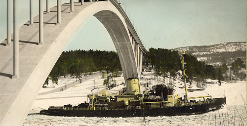 Den äldre isbrytaren Ymer passerar under en bro.