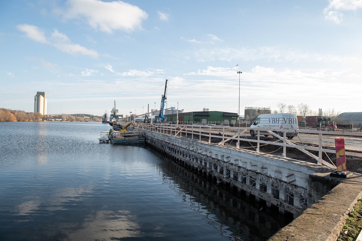 Arbeten vid långkajen i Köping. Arbeten vid långkajen i Köping