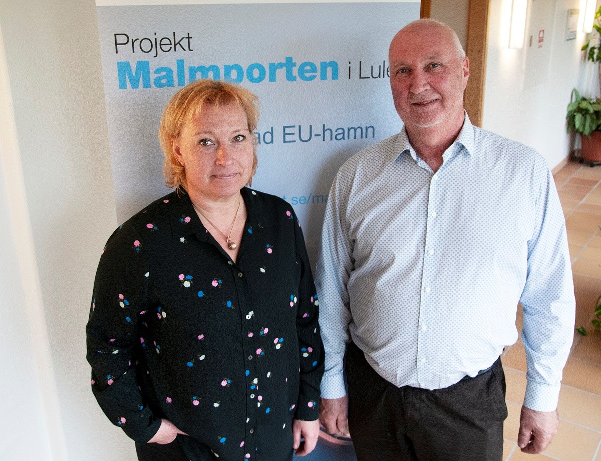 Linda Wikman och Bertil Skoog står inomhus, framför en rollup om Malmporten. De ser in i kameran och ler lite.