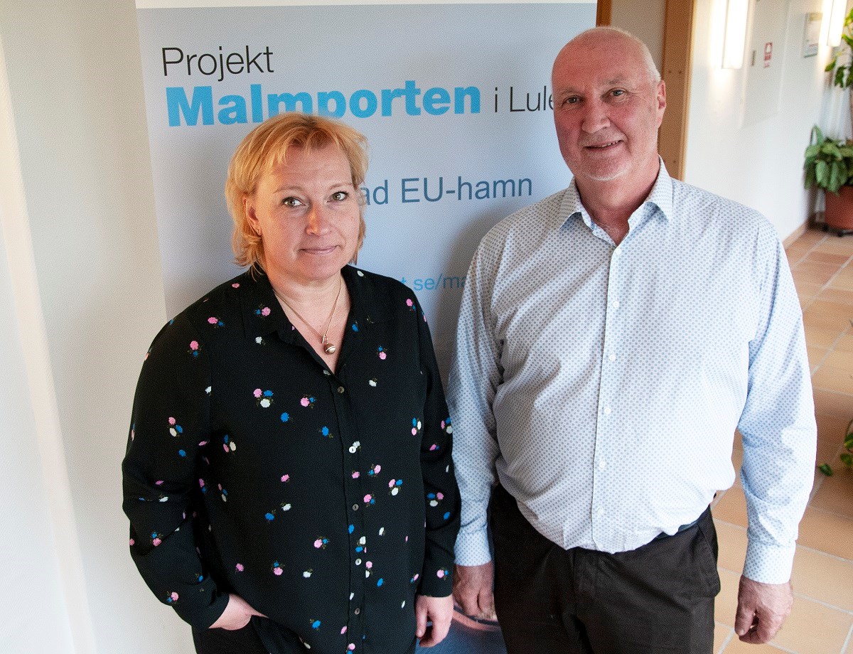 – Luleå hamn och Sjöfartsverket brinner i sitt engagemang för det här projektet, summerar Linda Wikman här med Bertil Skoog, Sjöfartsverkets projektledare. Linda Wikman och Bertil Skoog står inomhus, framför en rollup om Malmporten. De ser in i kameran och ler lite.