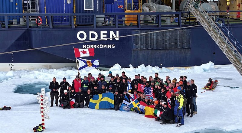 Bild på forskningsteamet som är uppe i Nordpolen