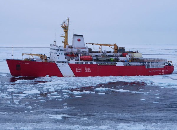 Kanadensiska kompisen CCGS Louis. St-Laurent. Kanadensiska isbrytaren Louis