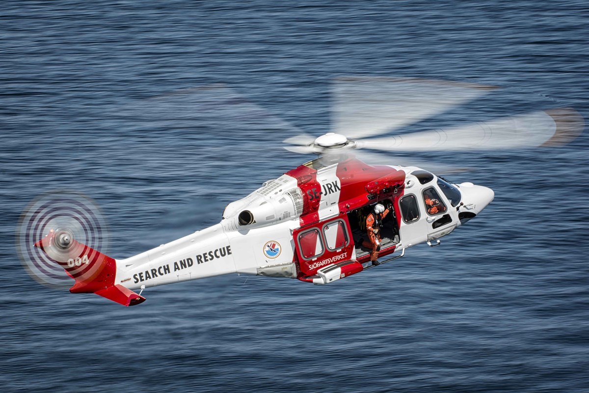 En av sjöfartsverkets 7 räddningshelikoptrar assisterar vid sjönöd. Lifeguard 004 ute till havs