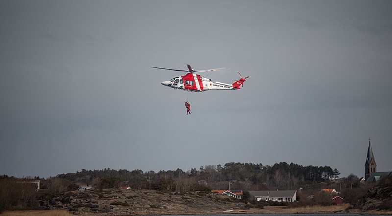 Bild på helikopter vid en räddningsinsats Bild på helikopter vid en räddningsinsats