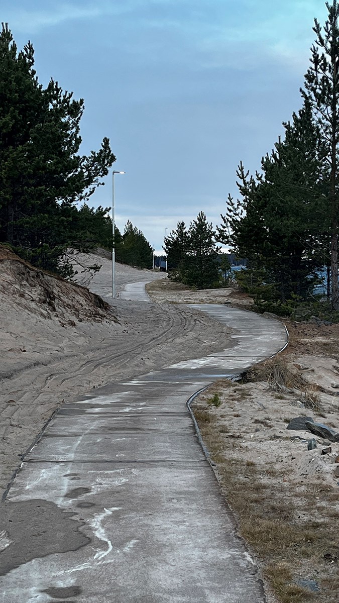Nu finns det belysning på en sträcka av 750 meter på Sandönsidan och 250 meter på Likskäret. Belysningsstolpar längs gång- och cyjkelstråk.