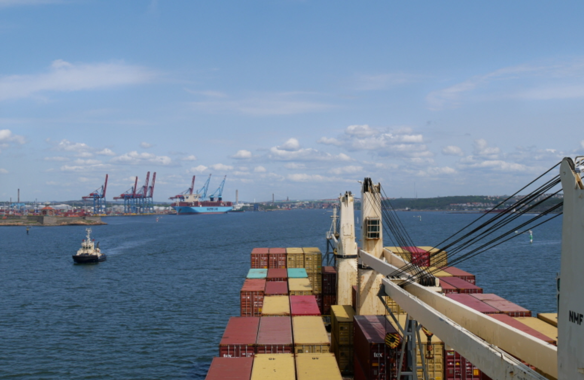 Bild på godsfartyg, hav och himmel