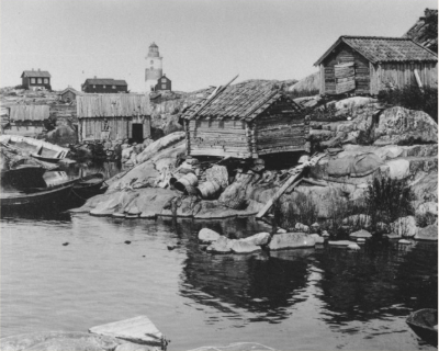 Söderarm fyrplats utanför Kapellskär. Fotot, taget redan 1898, visar lotsens och fyrvaktarens fiskebodar i förgrunden.