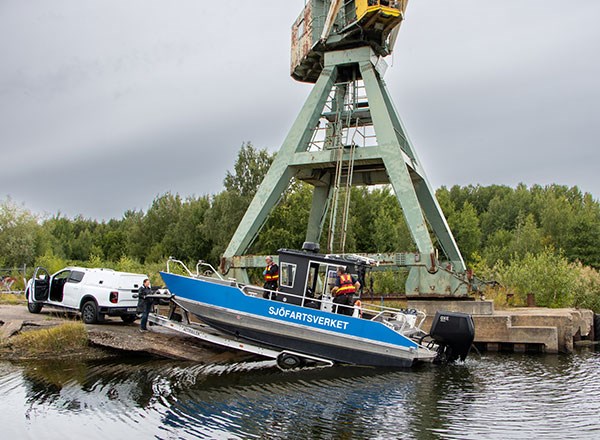 båten läggs i vatten båten läggs i vatten