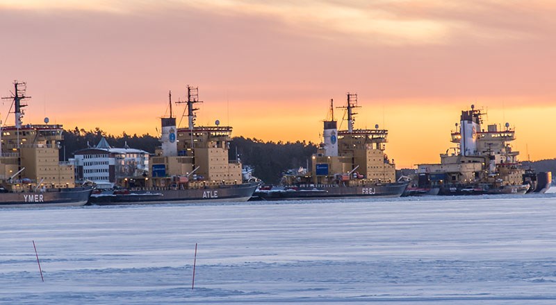 Bild på isbrytarna som ligger inne i hamn en kall dag