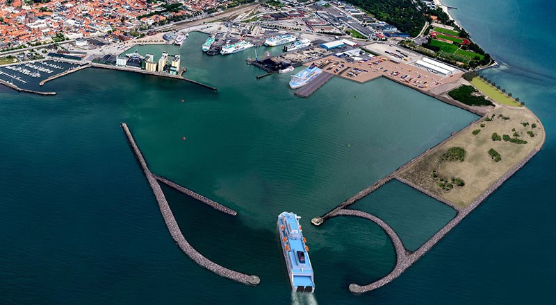 Bild på färja som anlöper till Ystad hamn