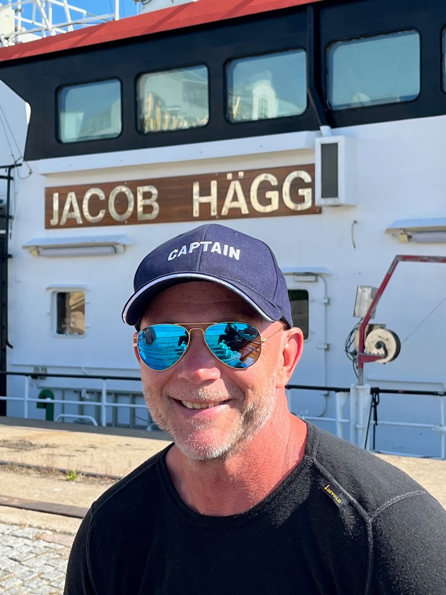 David Sten som står framför arbetsfartyget Jacob Hägg