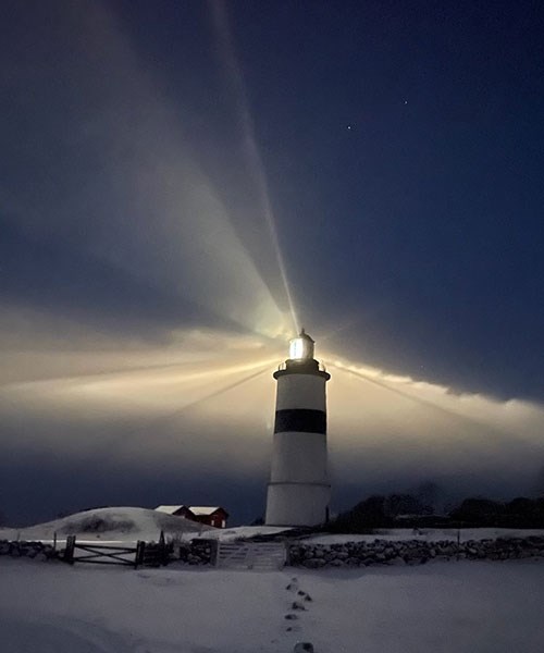 Bild på Morups tånge under natten med snö och ljus