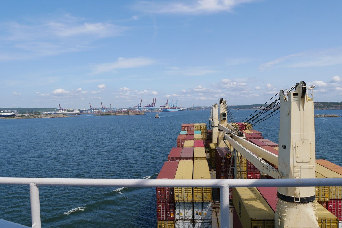 Bild på fartyg som är på väg in i göteborgs hamn