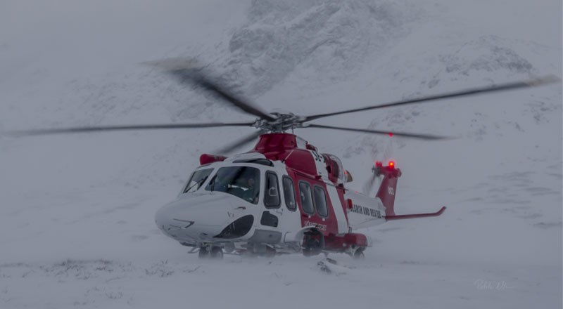 Bild på helikopter som lyfter från en snöfylld landningsbana