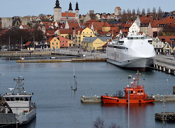 Bild på Visby hamn och ett roro-fartyg 