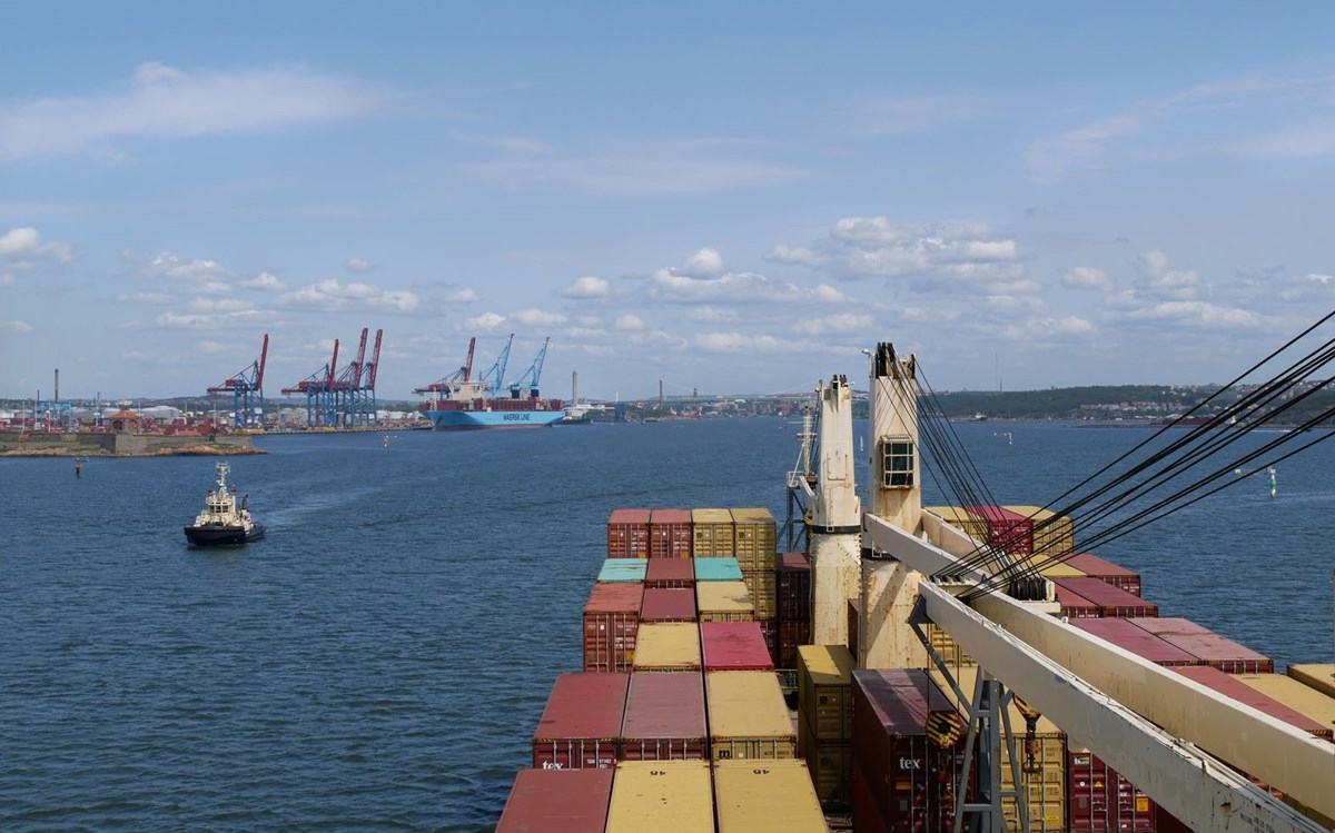 Bild på fartyg som är på väg in till Göteborgs hamn