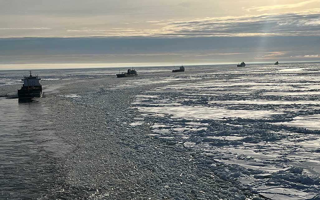 Bild på Oden som bryter is framför 4 andra fartyg