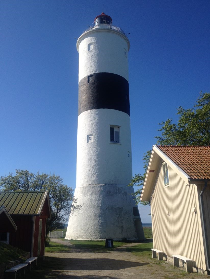 Bild på fyren långe jan med hus i förgrunden och en blå himmel